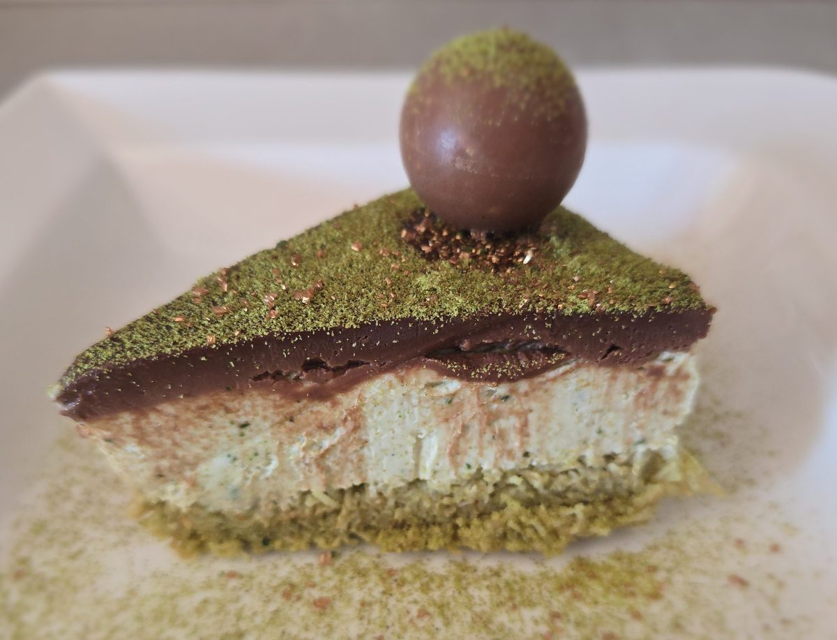 Бърз чийзкейк Дубайски шоколад без печене с шам фъстък и шоколадова заливка.