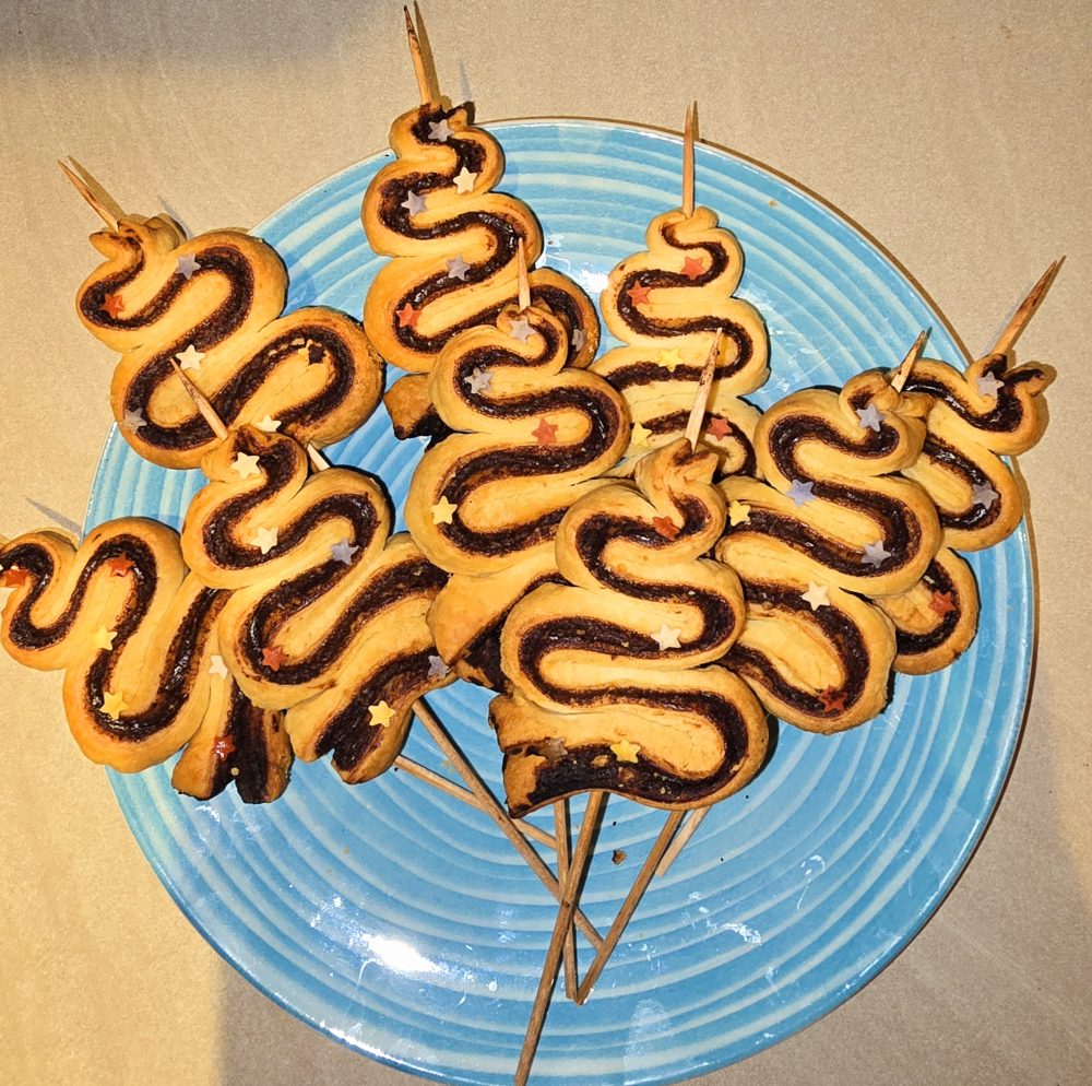 Коледни елхички от бутер тесто, пълнени с Нутела и украсени