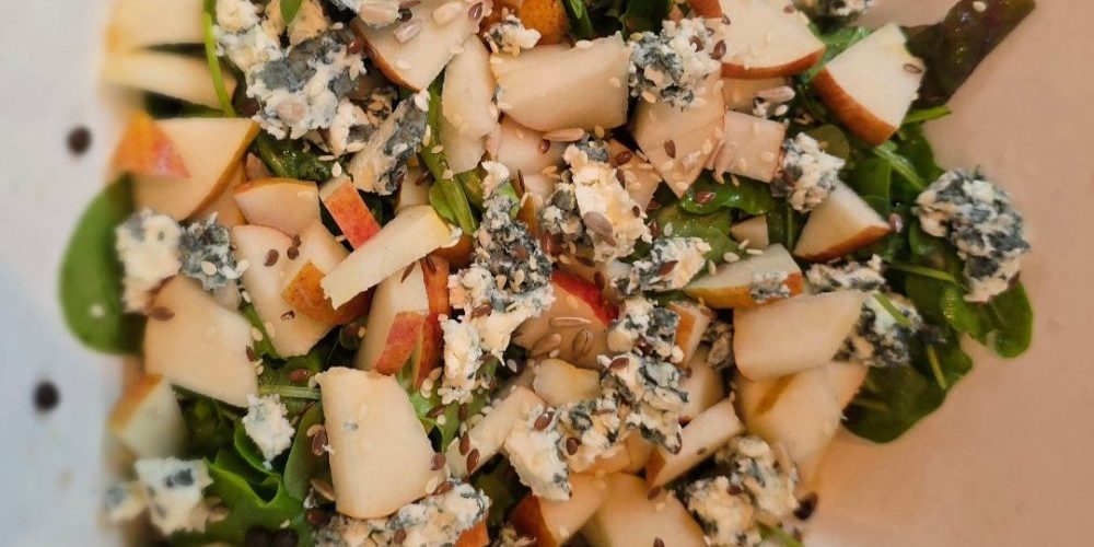 Салата с черна леща Белуга, круши и синьо сирене