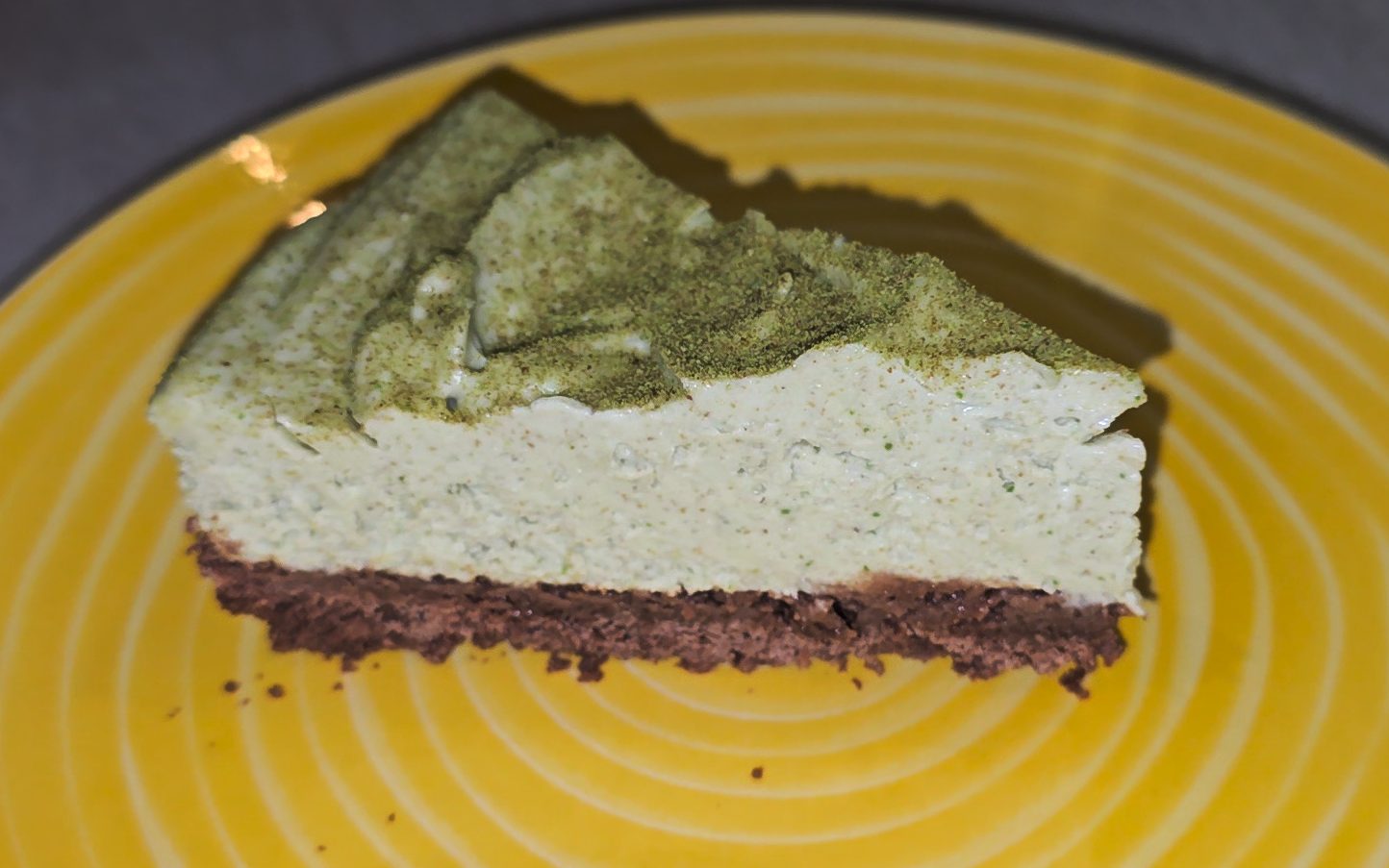 Празничен чийзкейк Пистачио без печене, с бял шоколад и маскарпоне