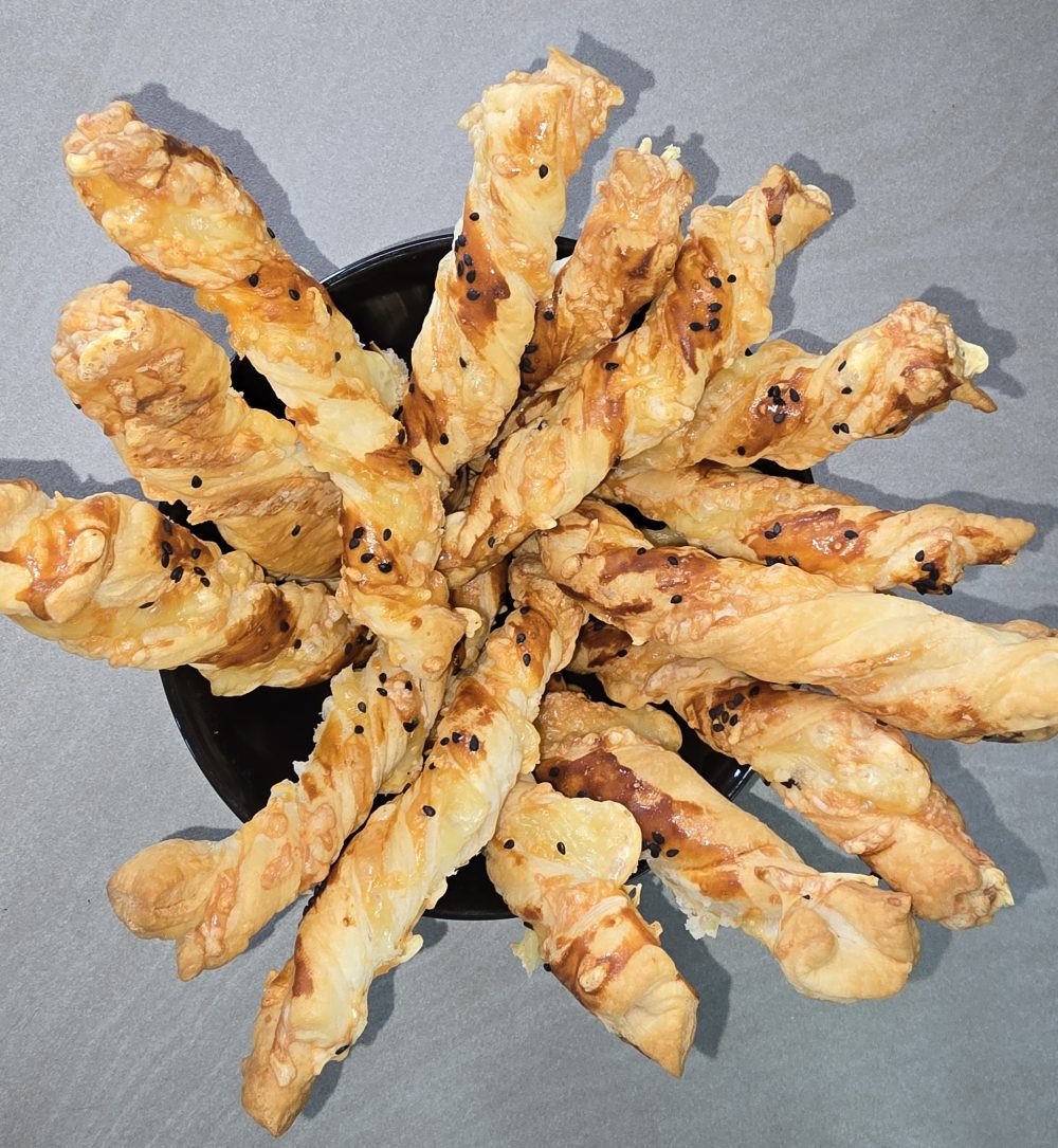 Златисти соленки от бутер тесто с пълнеж от сирене Гауда и черен сусам