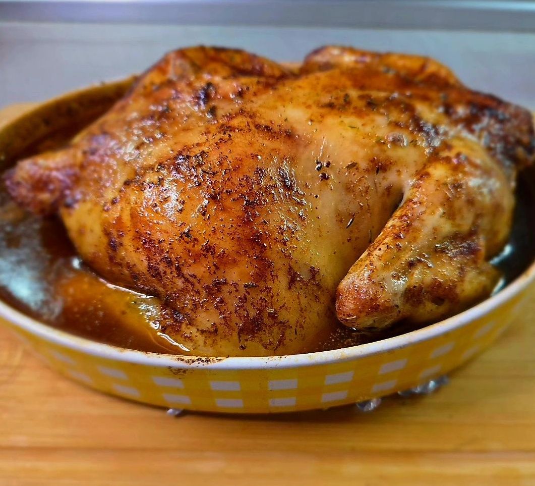 Цяло печено пиле на фурна със златиста, хрупкава коричка и бирен сос