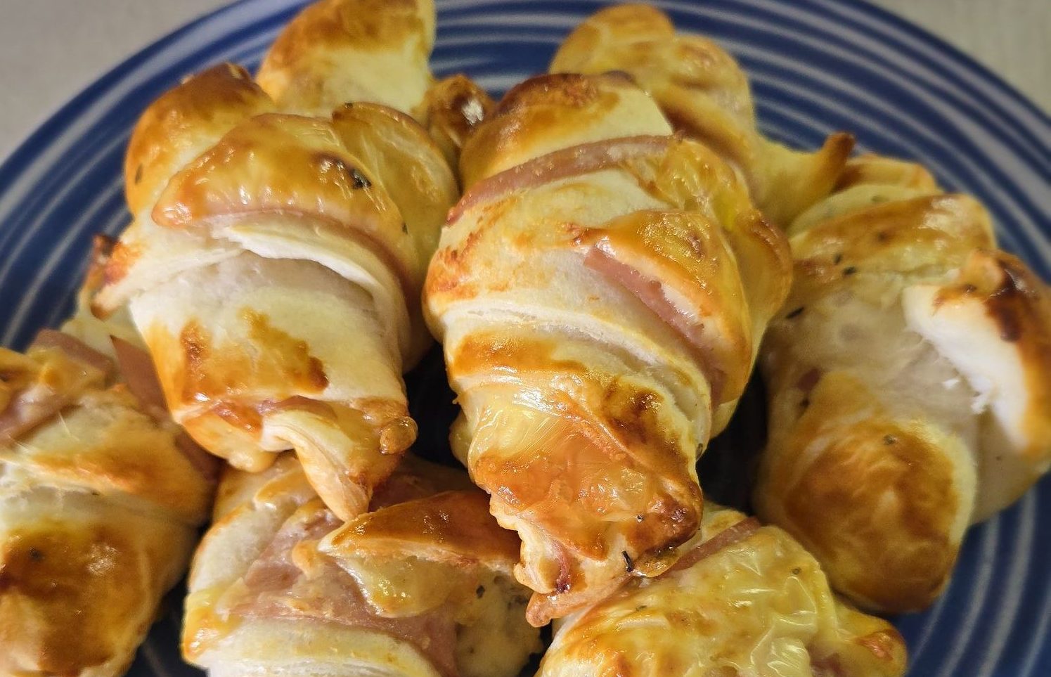 Златисти рулца от бутер тесто с пълнеж от шунка, кашкавал и сметана с босилек