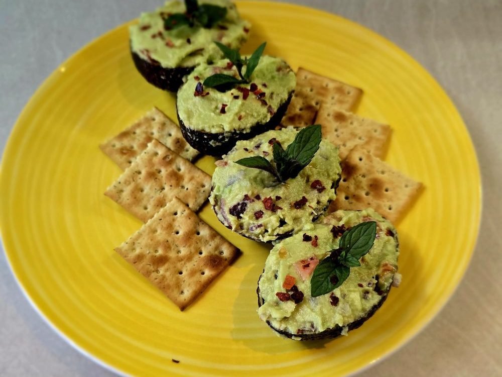 Класическо гуакамоле в купичка от авокадо с чипс